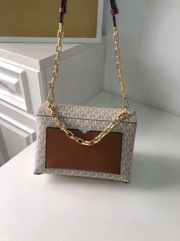 マイケルコースバッグ背面デザイン